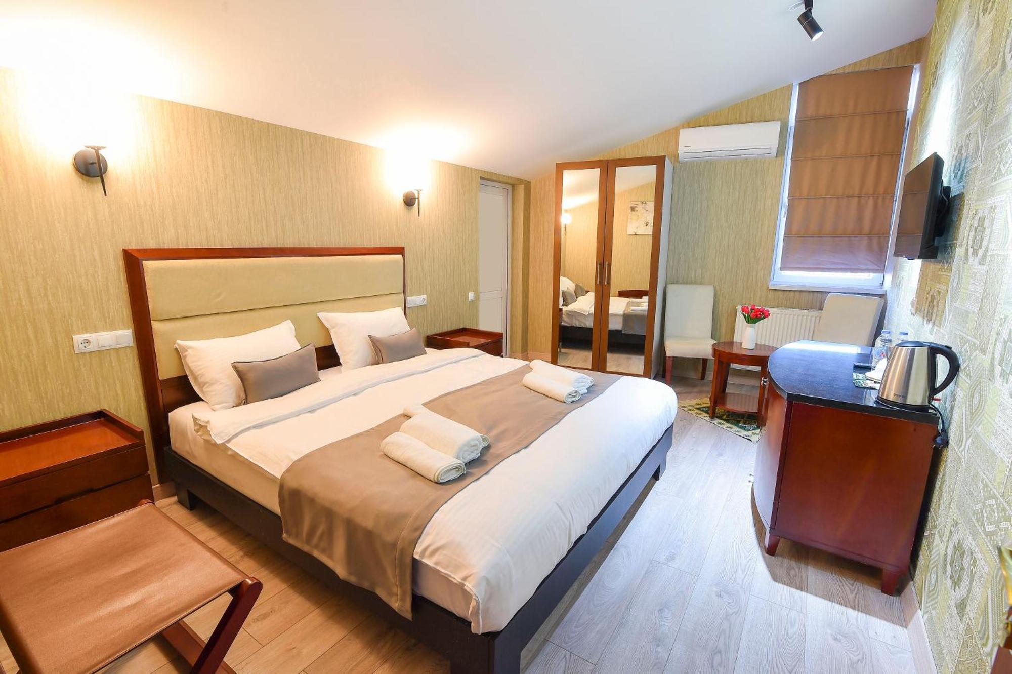 Kraveli Hotel Tbilisi Exteriör bild