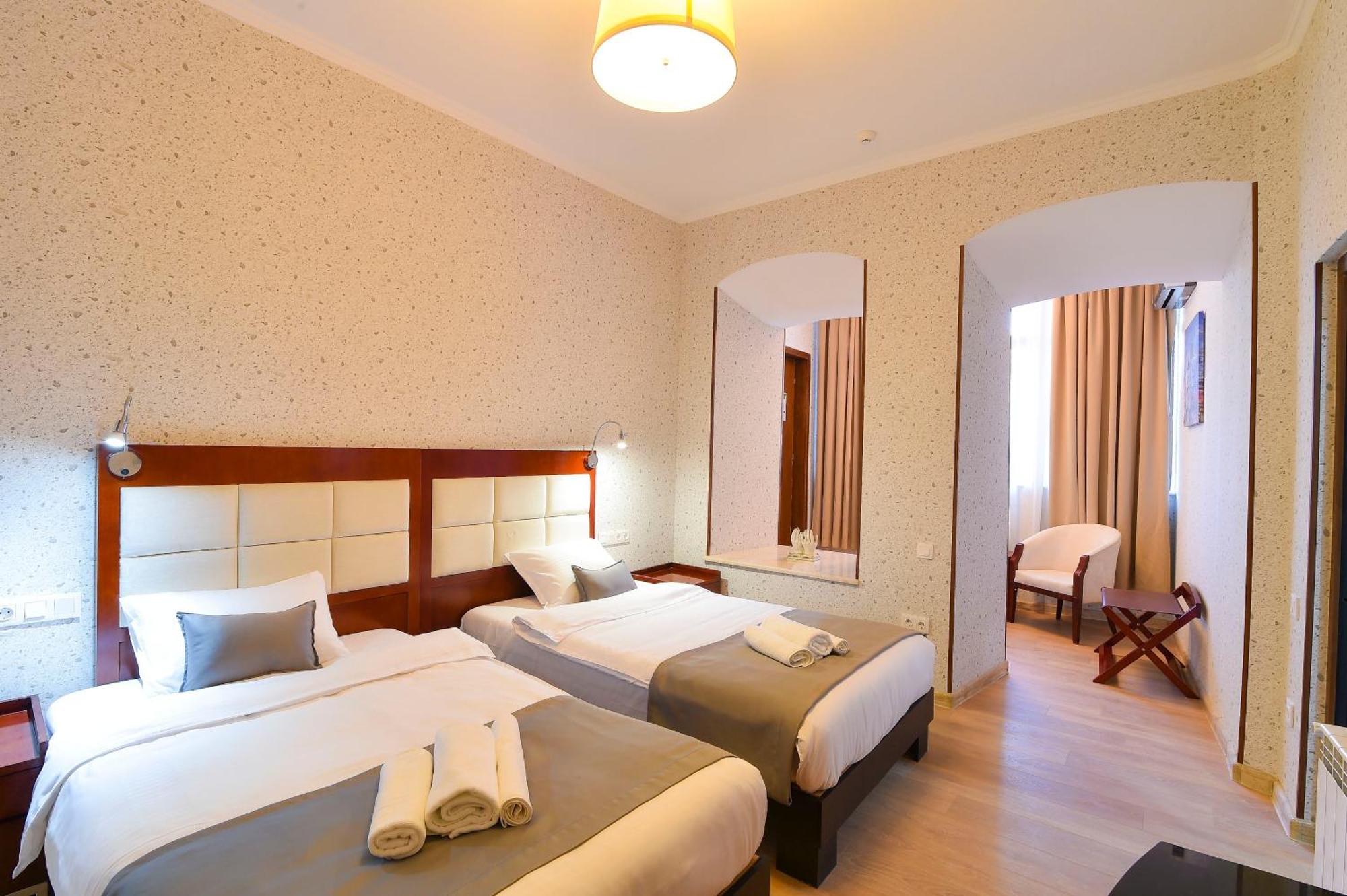 Kraveli Hotel Tbilisi Exteriör bild