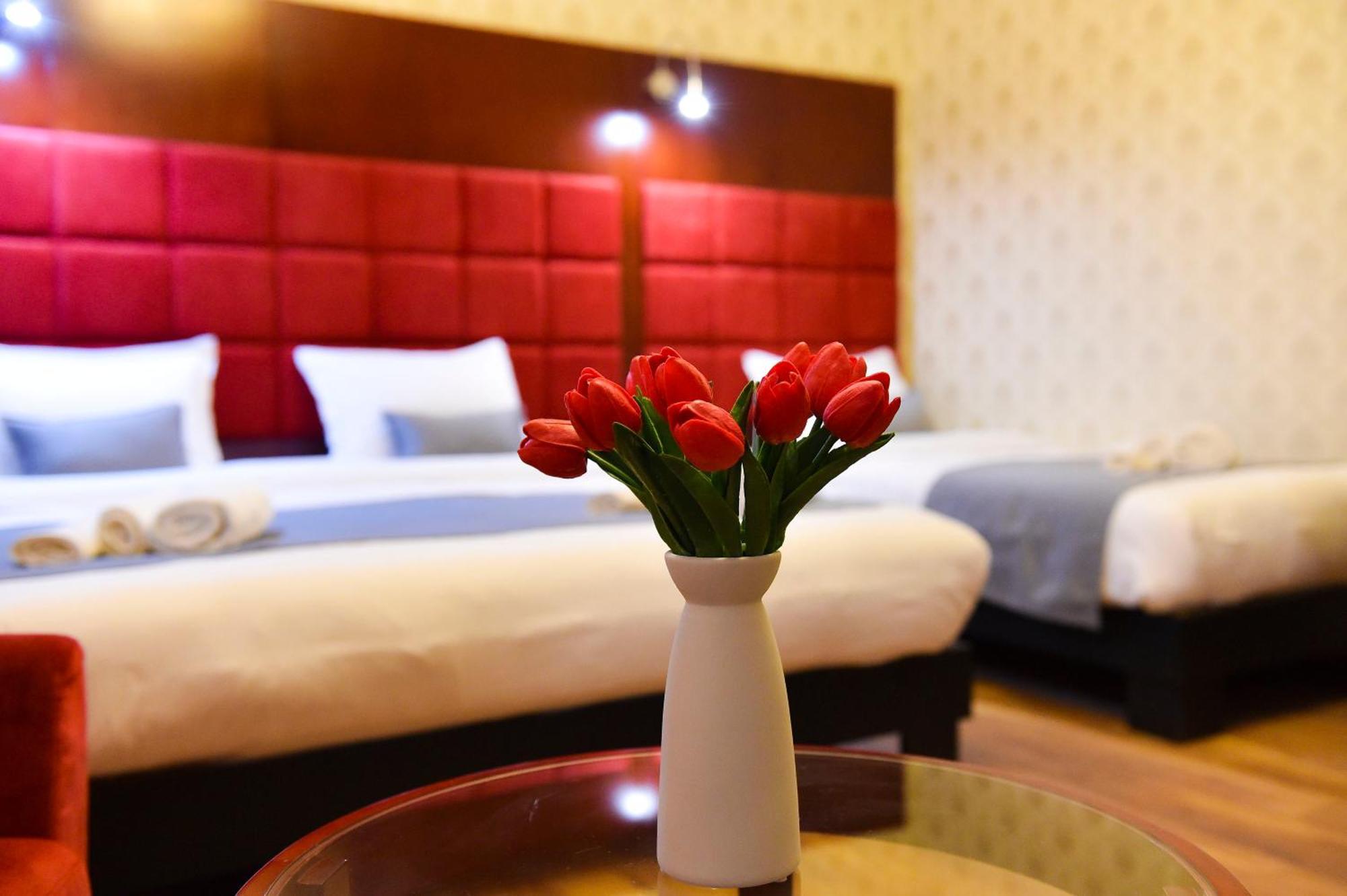 Kraveli Hotel Tbilisi Exteriör bild