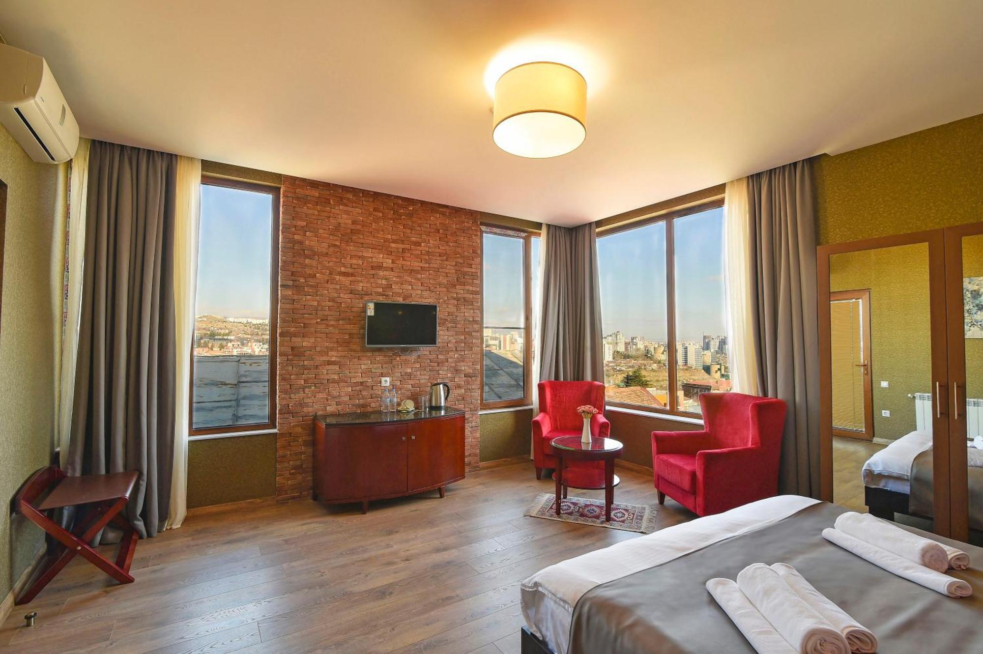 Kraveli Hotel Tbilisi Exteriör bild