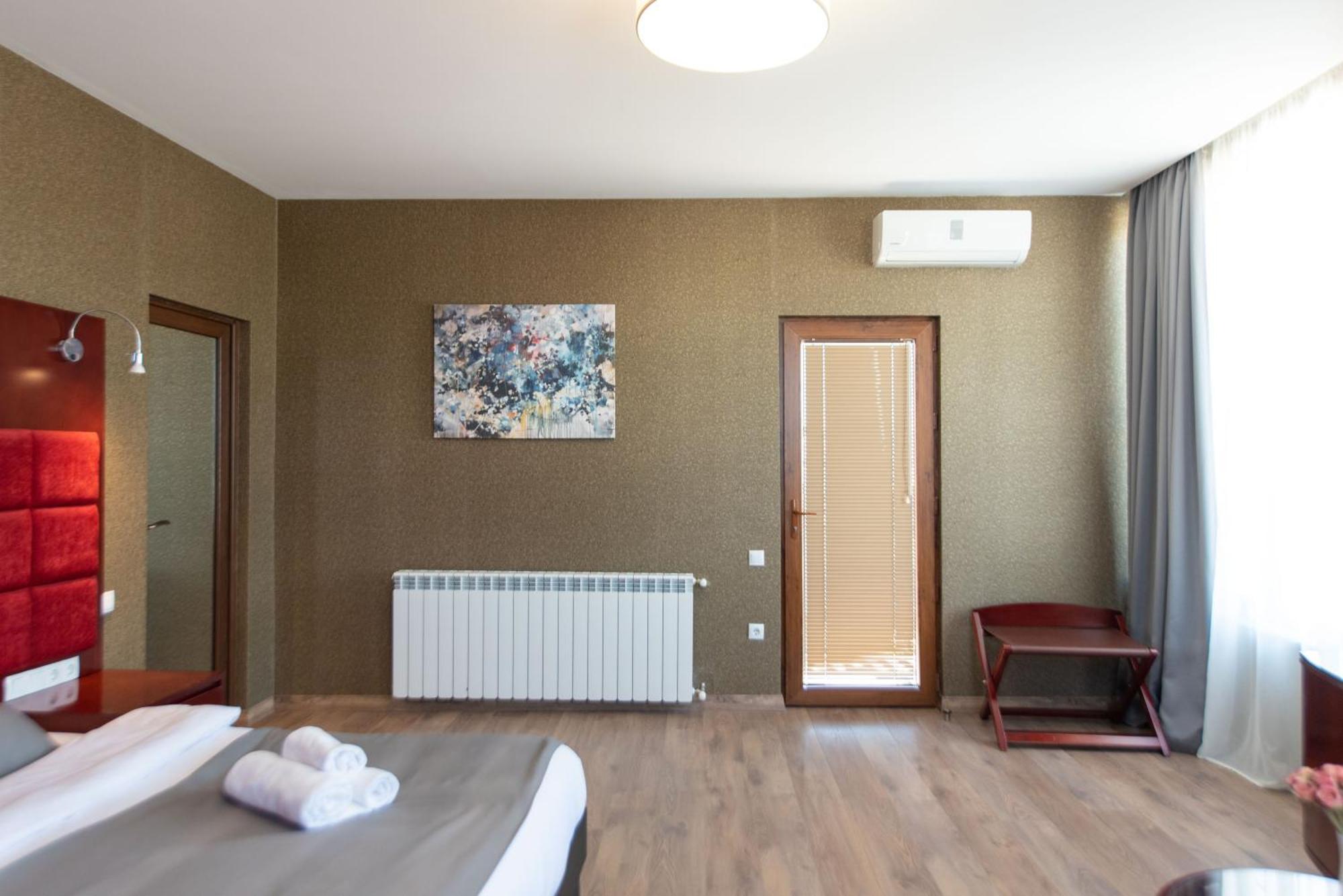 Kraveli Hotel Tbilisi Exteriör bild