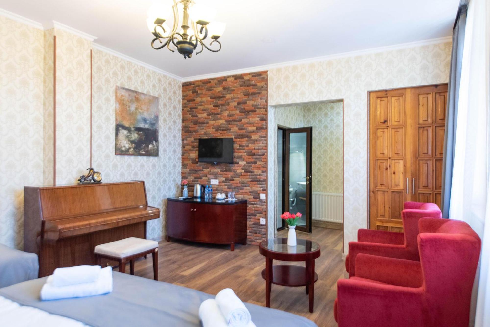 Kraveli Hotel Tbilisi Exteriör bild