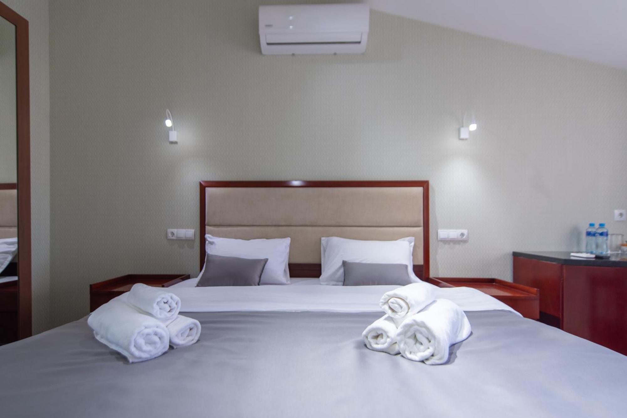 Kraveli Hotel Tbilisi Exteriör bild