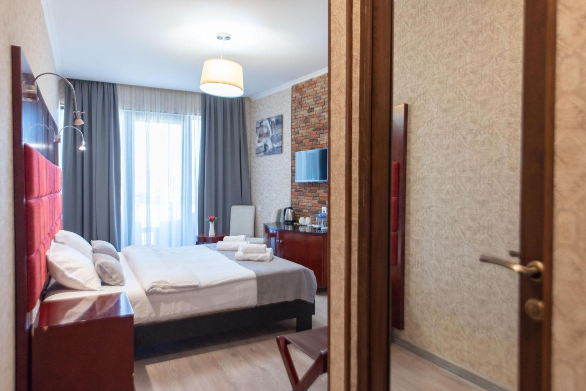 Kraveli Hotel Tbilisi Exteriör bild
