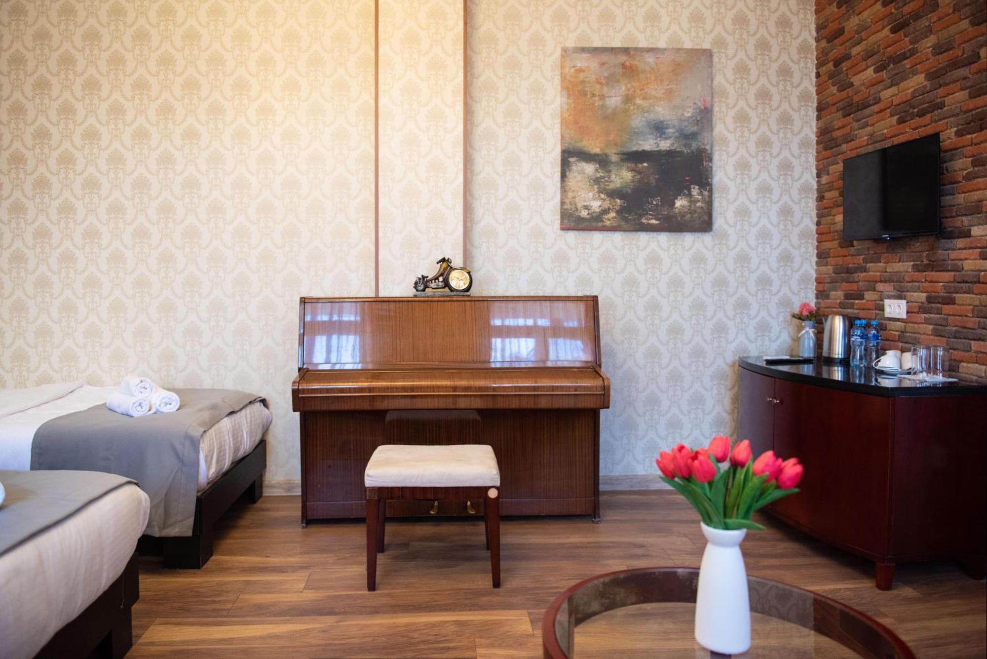 Kraveli Hotel Tbilisi Exteriör bild