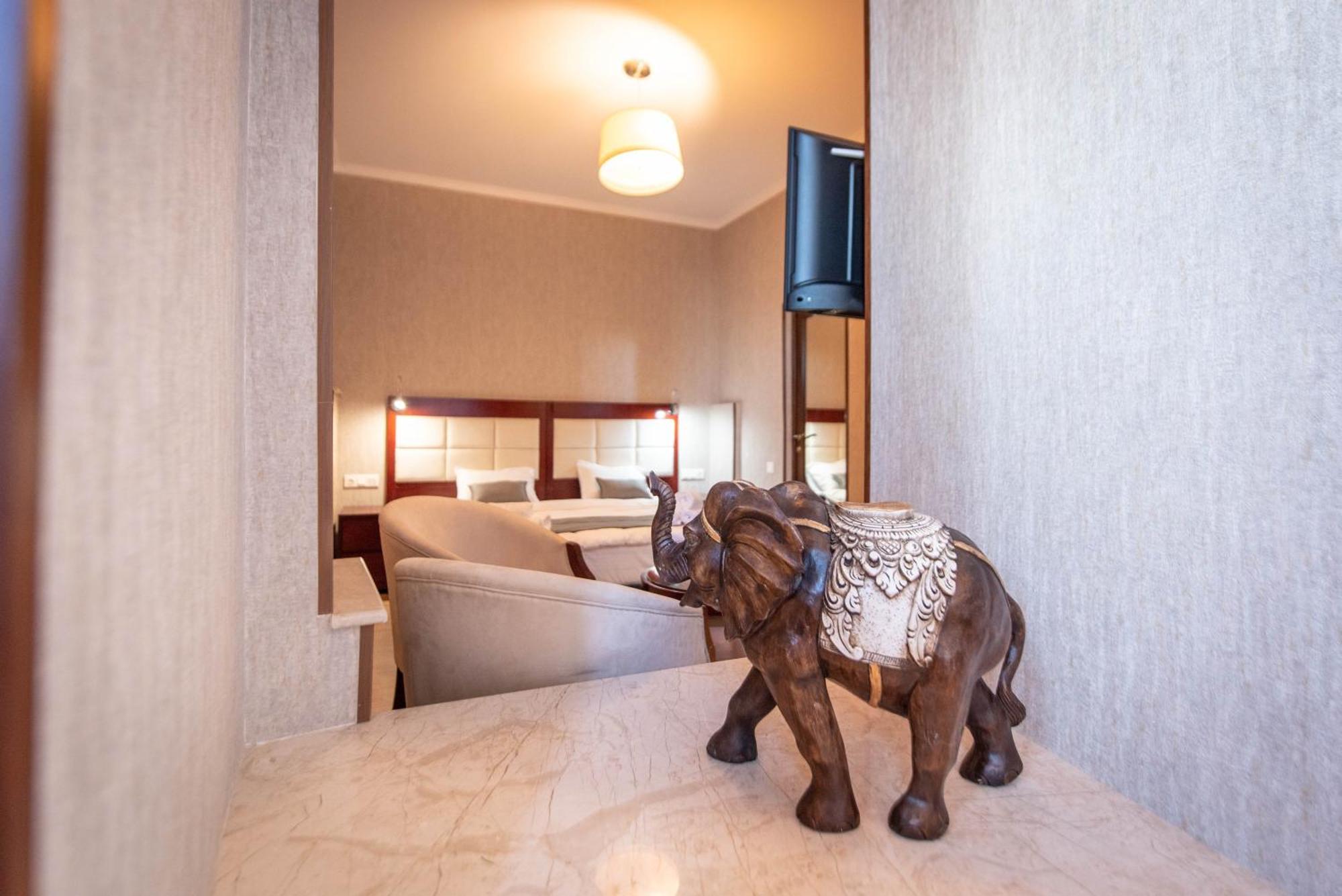 Kraveli Hotel Tbilisi Exteriör bild