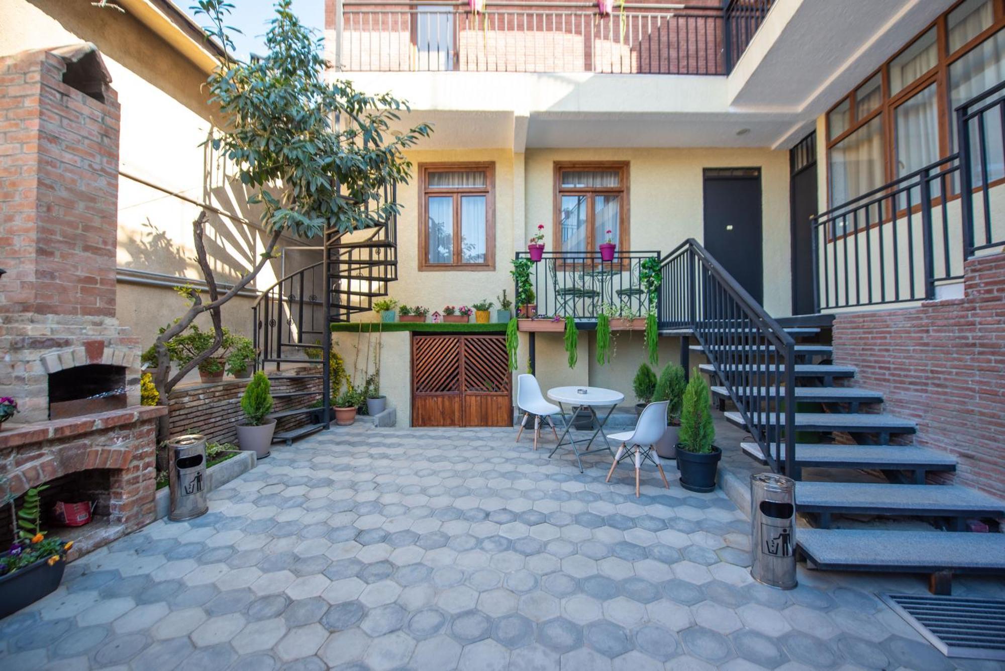 Kraveli Hotel Tbilisi Exteriör bild