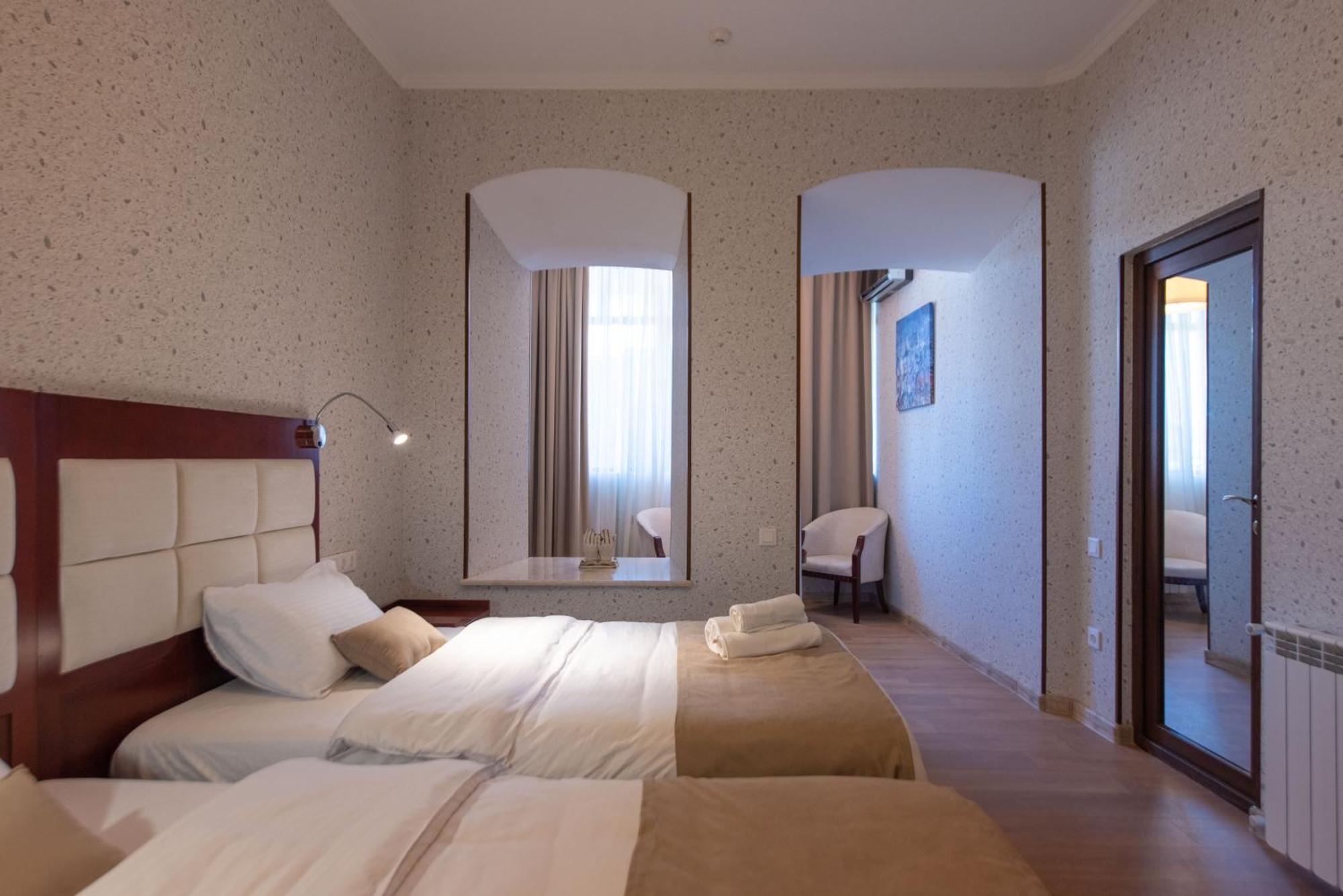 Kraveli Hotel Tbilisi Exteriör bild