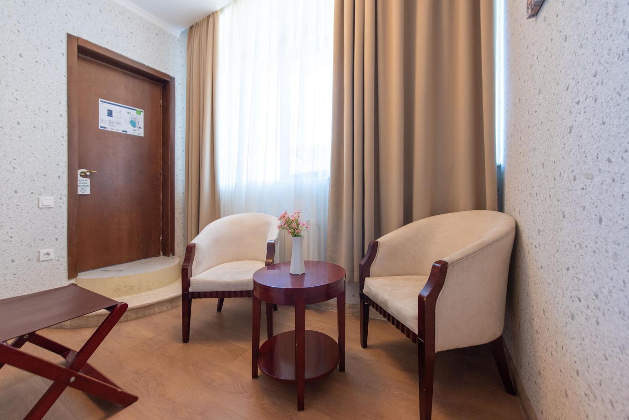 Kraveli Hotel Tbilisi Exteriör bild