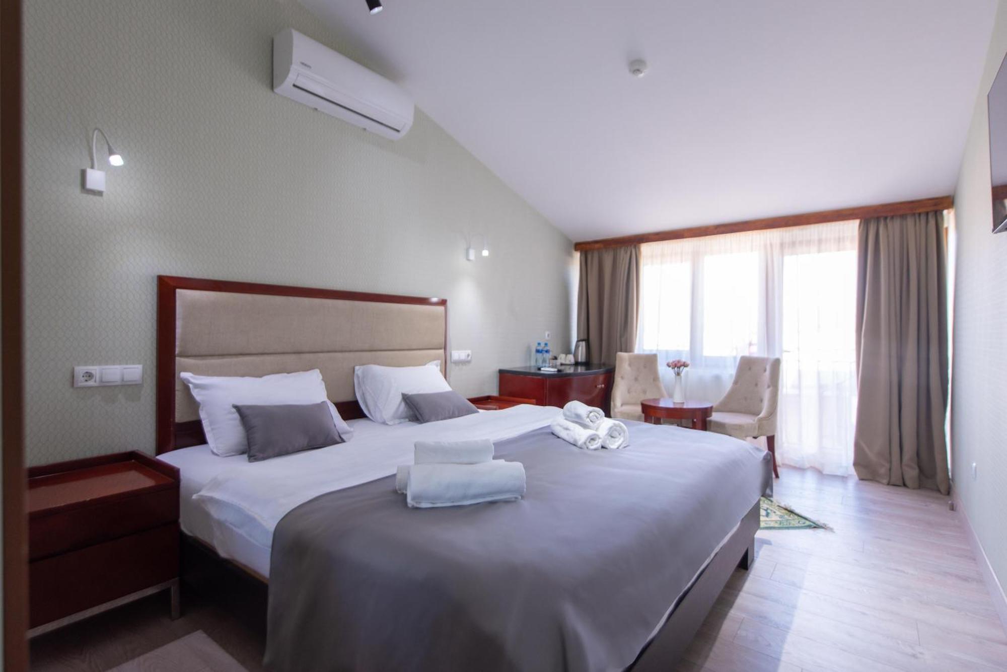 Kraveli Hotel Tbilisi Exteriör bild